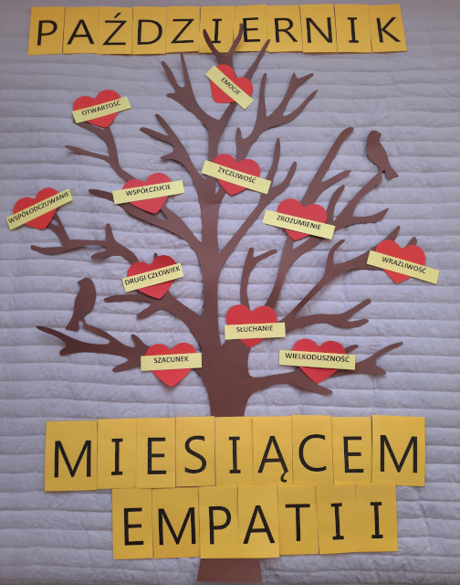 Drzewo z napisem październik miesiącem empatii z przyklejonymi karteczkami ze słowami: emocje, otwartość, współczucie, współodczuwanie, drugi człowiek, życzliwość, zrozumienie, wielkoduszność, wrażliwość.