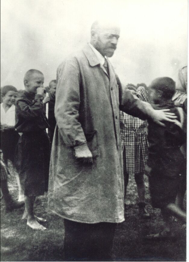 Janusz Korczak z dziećmi.