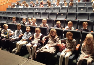 Na zdjęciu uczniowie klasy 2 a i 2 b siedzą na widowni w Teatrze Nowym.