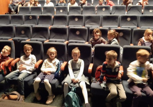 Na zdjęciu uczniowie klasy 2 a i 2 b siedzą na widowni w Teatrze Nowym.