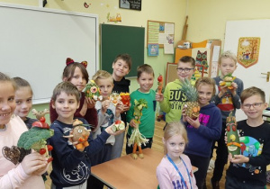 Na zdjęciu uczniowie klasy 2a prezentują swoje warzywno - owocowe prace.