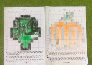 Zdjęcie przedstawia narysowane z pomocą kolorowych kwadracików brokuła i dynię.