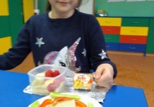 Uczennica klasy 2b i jej zdrowe kolorowe śniadanie