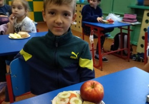 Uczeń klasy 2b i jego warzywno - owocowe śniadanie