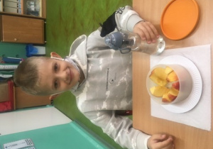 Uczeń klasy 1a i jego owocowe śniadanie