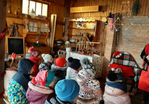 Uczniowie słuchają opowieści na temat tradycji świątecznych.