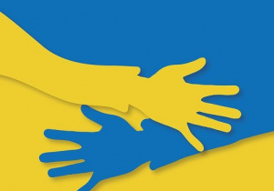 Zdjęcie przedstawia dwie splecione dłonie. Dłoń lewa jest koloru żółtego, a dłoń prawa jest niebieska.