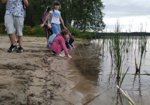 Uczniowie na plaży jeziora w Kalwarii Wielewskiej.