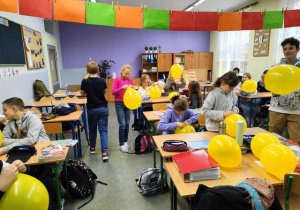 Uczniowie przygotowują dekorację – balony.