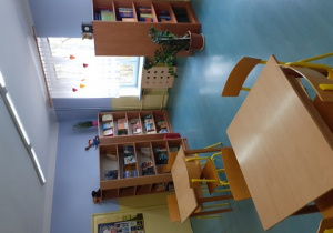 Regayz książkami oraz stolik i cztery krzesła