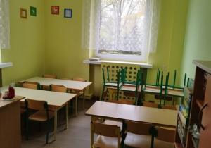 krzesełka i stoliki, przy których dzieci wykonują prace pisemne i plastyczne, bawią się, spożywają posiłki czy grają w gry w świetlicy zewnętrznej